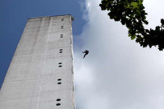 Carl Ils�e ankom i bedste James Bond-stil