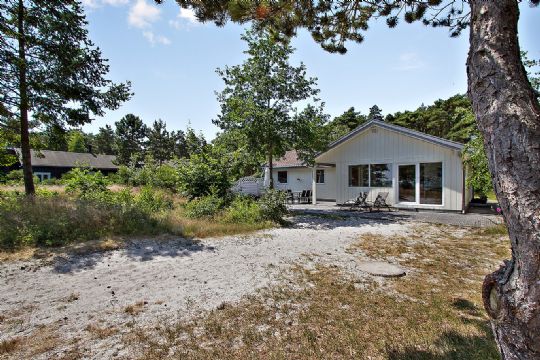 Fritidshus i f�rste r�kke til stranden