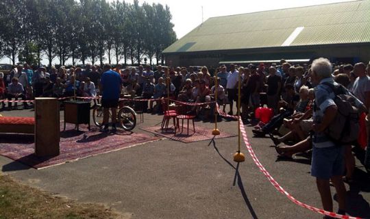 200 frivillige g�r klar til loppemarked