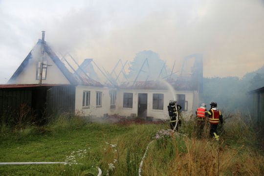 Ubeboet ejendom �delagt i lynbrand