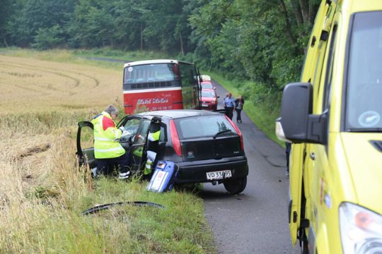 Personbil og turistbus i trafikuheld i Olsker
