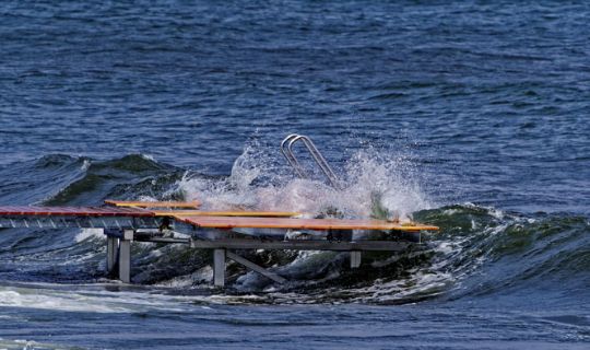 Sandvigs nye badebro �delagt af bl�sten