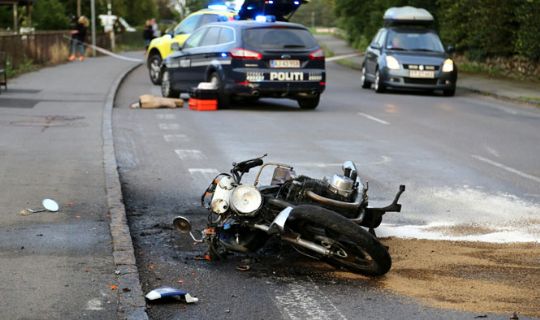 Ung motorcyklist livsfarligt kv�stet