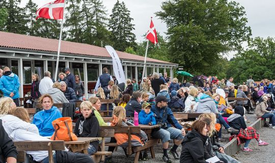 V�dt vejr holdt en del folk fra travbanen