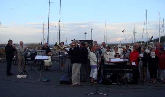 Kristen alsang p� Svaneke Havn