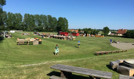 Frivillige g�r klar til loppemarked