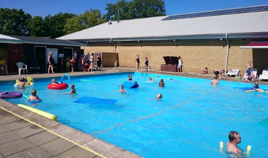 Fantastisk start i Klemensker Sv�mmebad