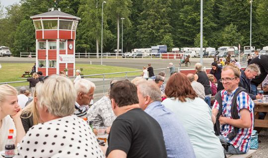 Fart og stemning p� travbanen