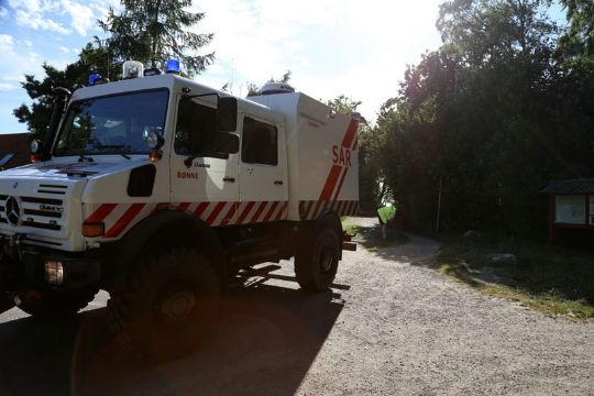 Borger hjalp redningsfolk til rette vej