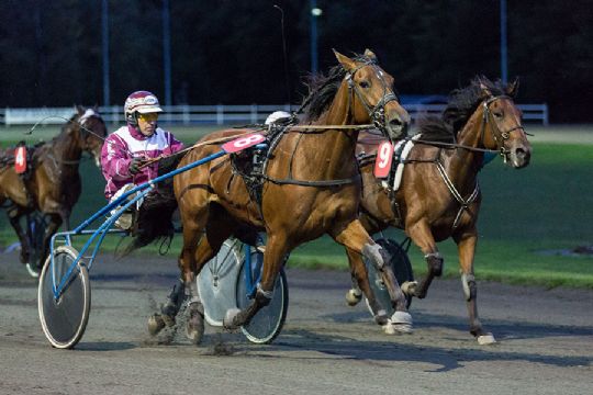 Fart og dramatik p� travbanen