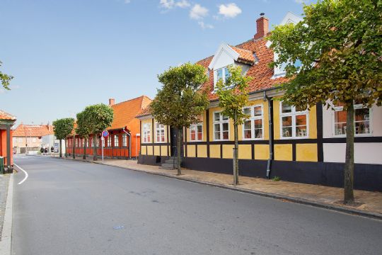 Stort byhus centralt i R�nne