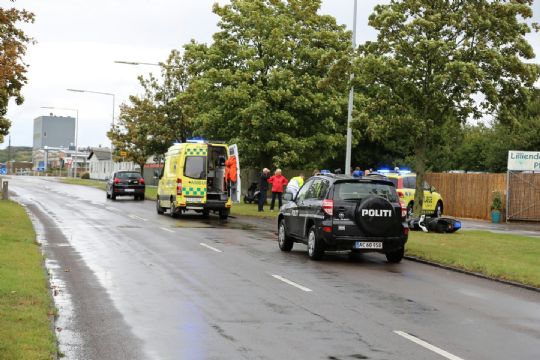 Ung knallertk�rer slap med knubs