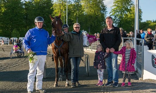 Manden bag �rets hest ledsager Gommans til gallaen
