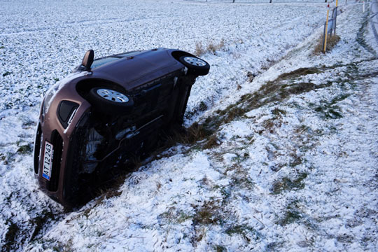 Bilister k�rte galt p� glatte veje