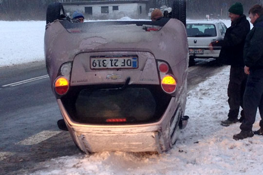 Bil endte p� taget i glatf�reuheld