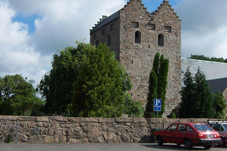 Kirkeg�rd vil i kontakt med p�r�rende