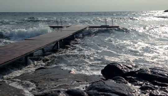 Badebro ved Sandvig Strand bliver forst�rket