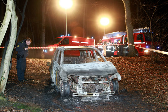 Stj�let bil sat i brand i skov ved Svaneke