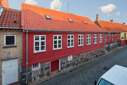 Rummeligt hus i R�nne centrum