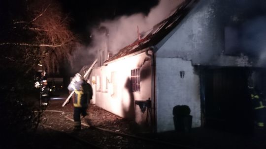 Voldsom brand i garage p� landejendom i Nyker