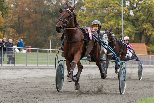 John Mikkelsen k�rte til front