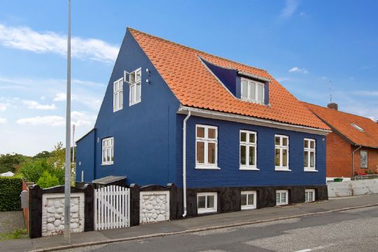 Rummelig ejendom i flot stand