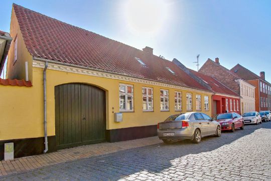 Historisk byhus centralt i R�nne