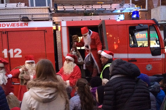 Brandfolk rykkede ud med julemanden