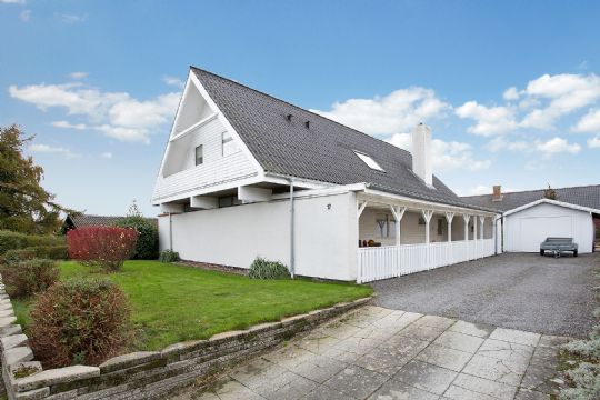 Rummelig villa i Nex�