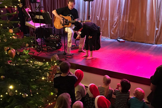 Stor juletr�sfest for plejefamilier