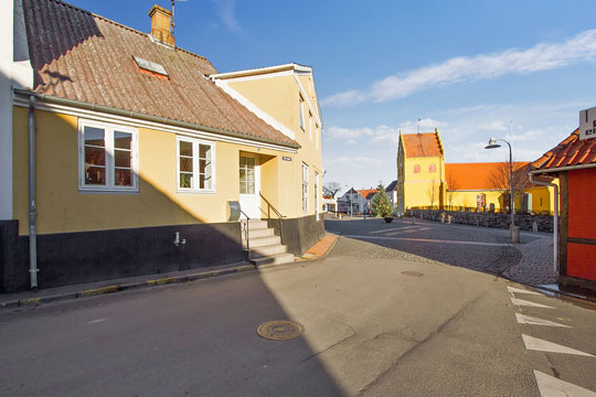 Stort byhus med erhverv centralt i Allinge
