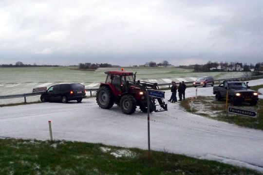 Politiet efterlyser bilist efter uheld