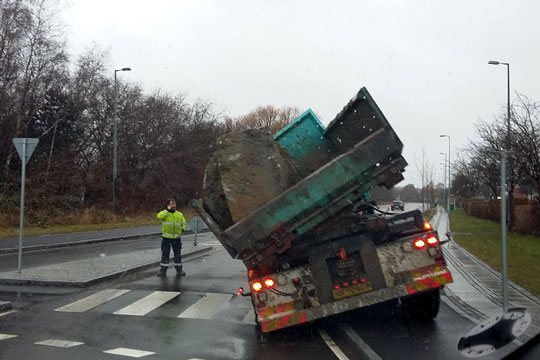Lastbil fik pludselig slagside
