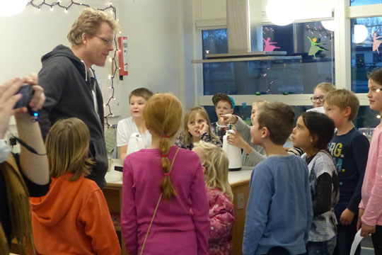 Elever fik bes�g af Sebastian Klein