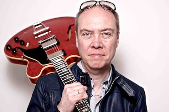 En popmager g�ster Raschs Pakhuz