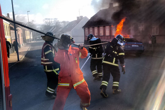 Voldsom bilbrand i Hasle