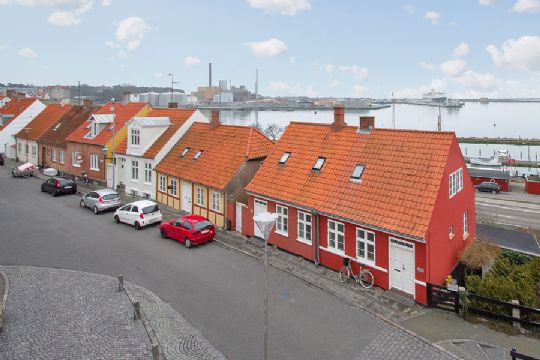 Byhus med udsigt over R�nne Havn