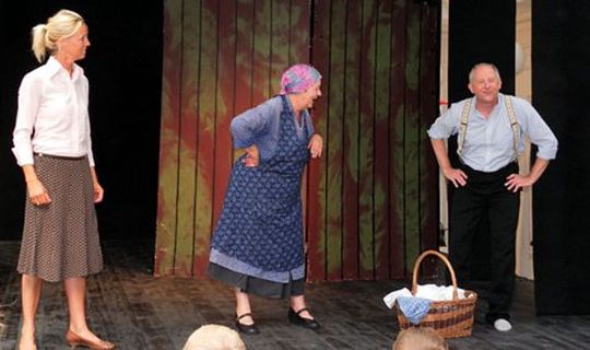 Gentager teater i museumsg�rd