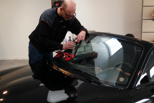 Stenslag i bilruder kan fikses billigt