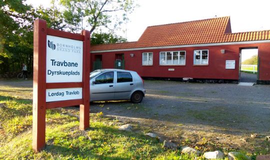 Svenske entusiaster p� plads til travbanens s�son�bning