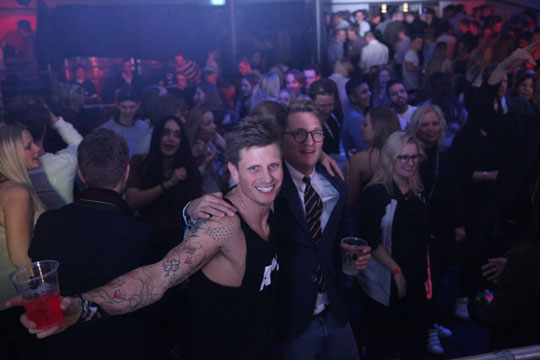 Moderne p�skebal i Musikhuzet