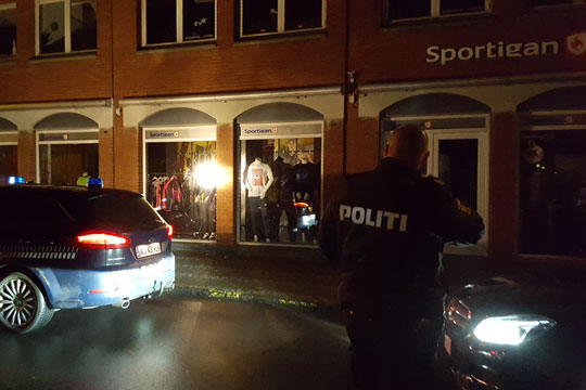 To butiksruder knust i R�nne