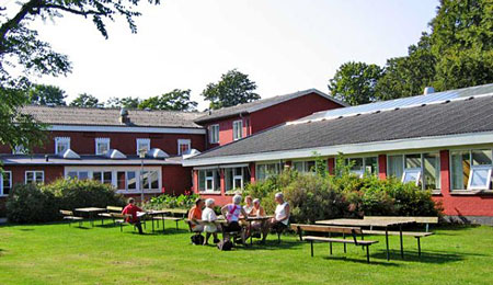 Asylans�gere g�ster h�jskolen