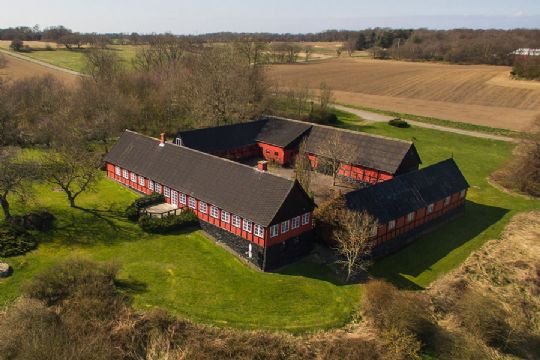 Pr�gtig landejendom i flot natur