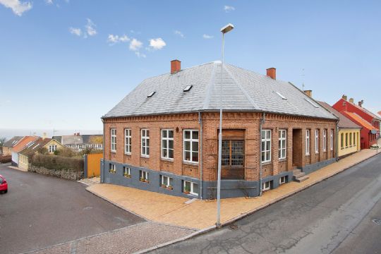 Rummeligt byhus i Hasle med havudsigt