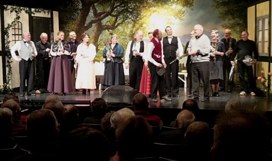 Amat�rer spiller atter en folkek�r komedie