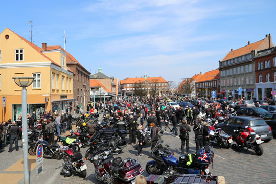 Hav af motorcykler p� St. Torv