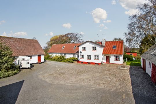 Hesteejendom t�t p� R�nne