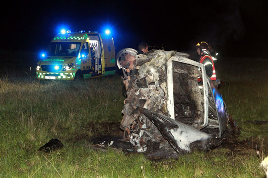 Bil br�d i brand efter voldsomt solouheld