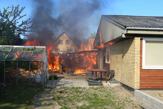 Brand i carport i R�nne